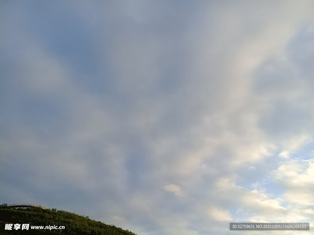 蓝天白云下的山丘景色