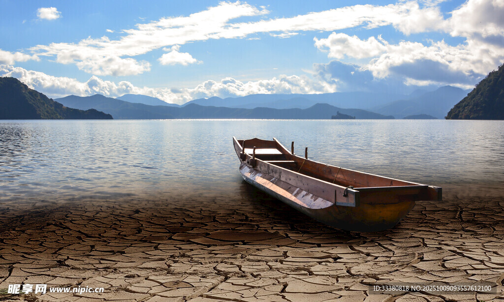 湖畔孤舟静景