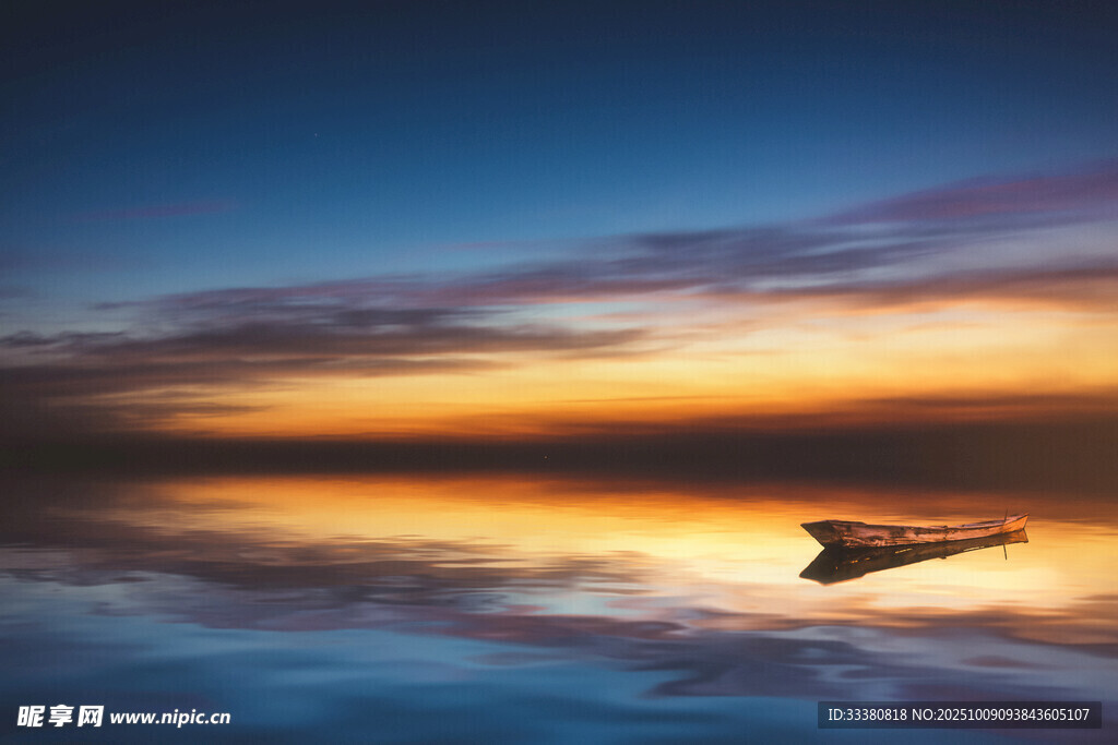 夕阳下湖面孤舟美景