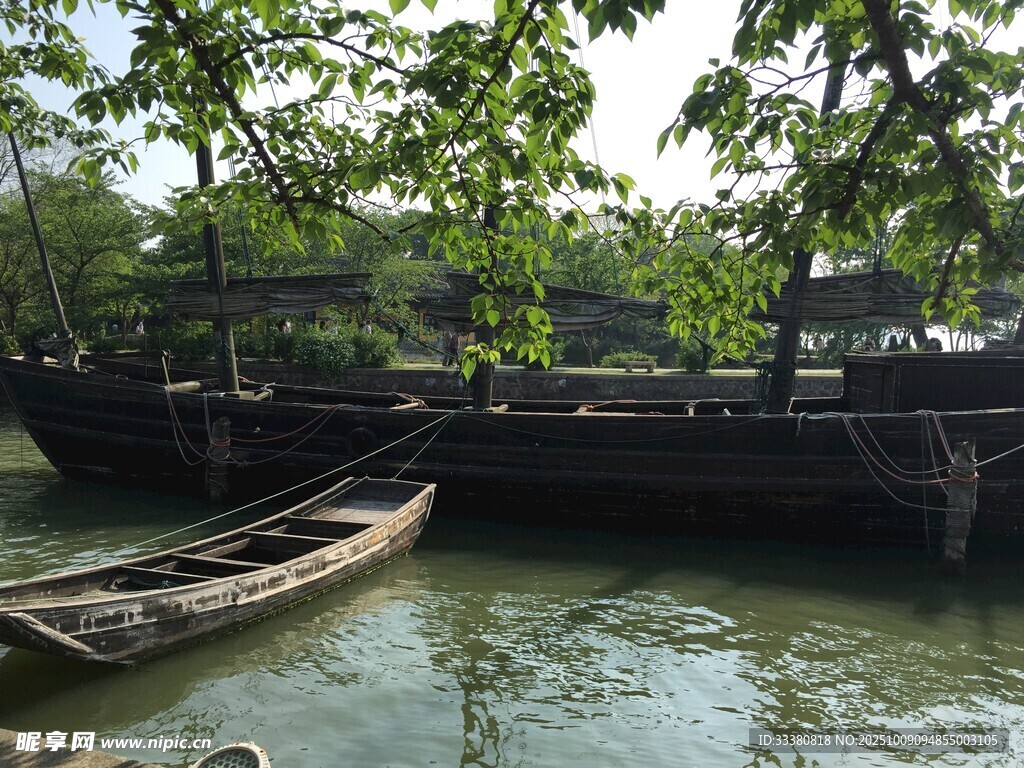 河畔停泊的古朴船只
