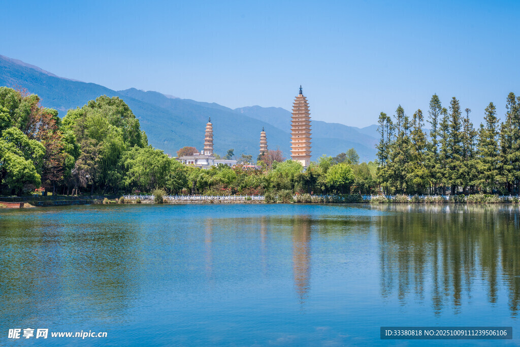 湖畔古塔美景