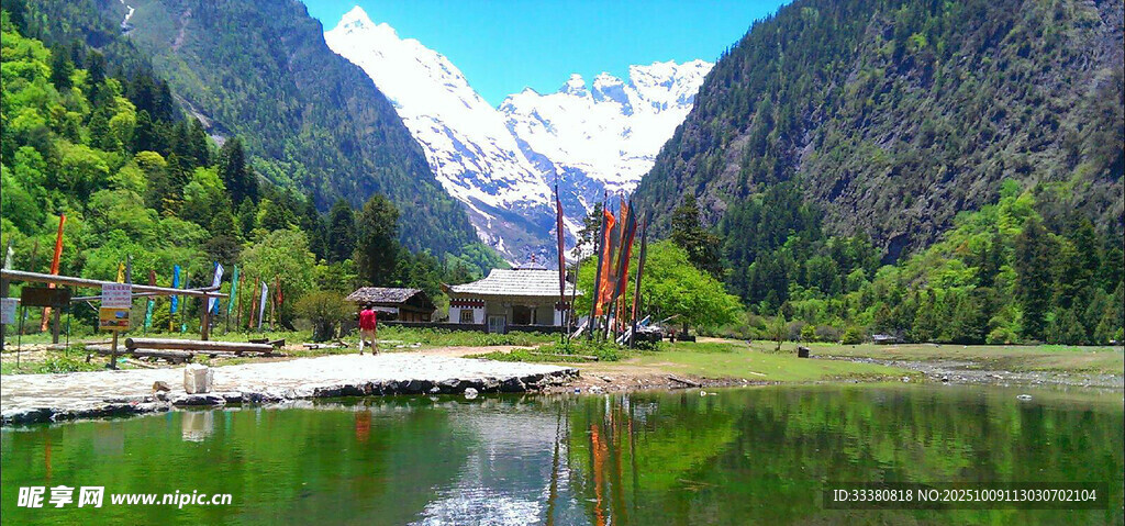 山间碧湖美景