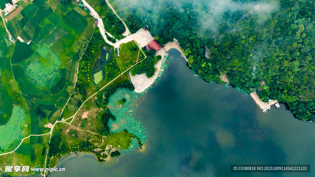 俯瞰山水相依的自然美景