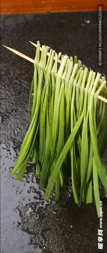 烤架上的青椒串