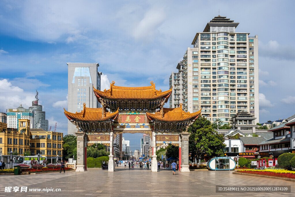 中式牌坊与现代高楼景观