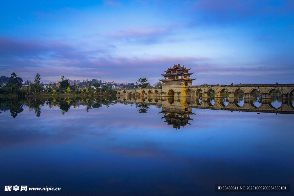 湖畔古建倒影美景