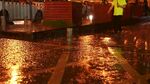 雨夜街头积水反光景象