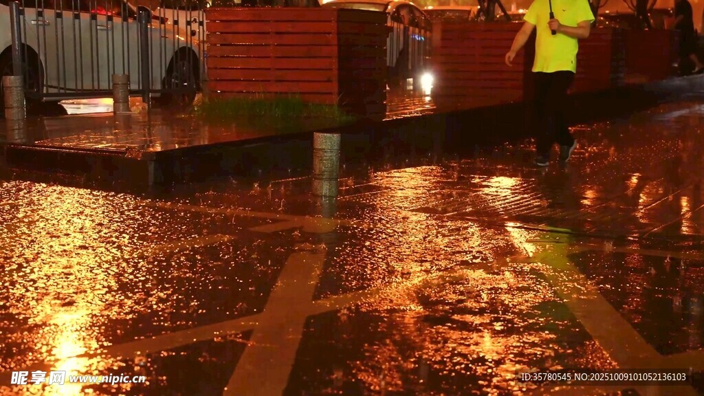 雨夜街头积水反光景象