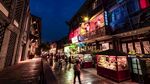 夜晚古街的热闹景象