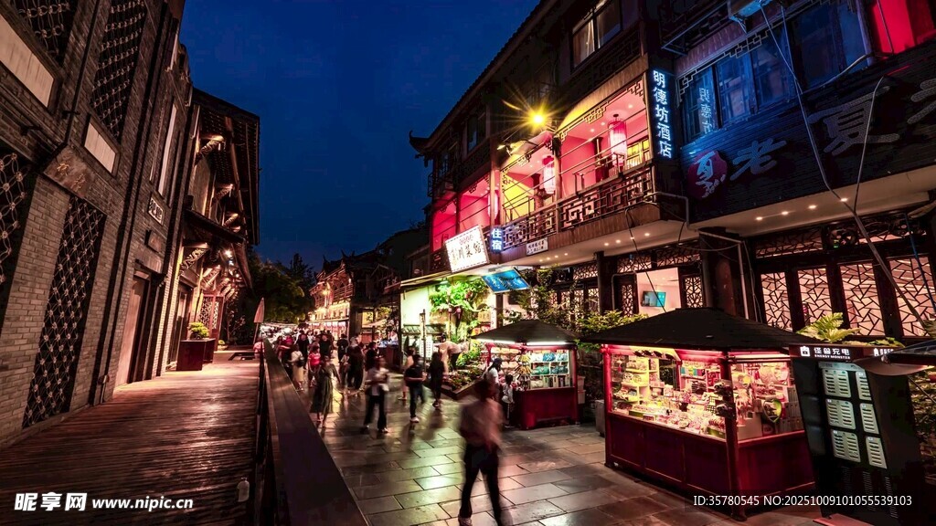 夜晚古街的热闹景象