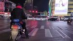 雨夜城市街头的骑行者