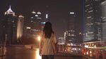 女孩夜赏城市璀璨夜景