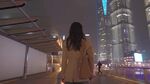 都市夜行者背影