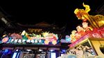 夜晚街头的绚丽装饰景观