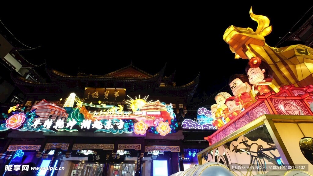 夜晚街头的绚丽装饰景观