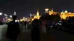 上海外滩夜景下的行人