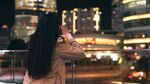 夜晚城市中女子拍照瞬间