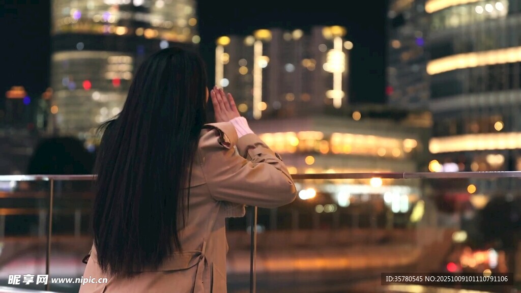 夜晚城市中女子拍照瞬间