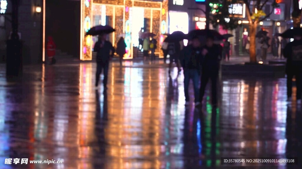 雨夜街头行人与灯光倒影