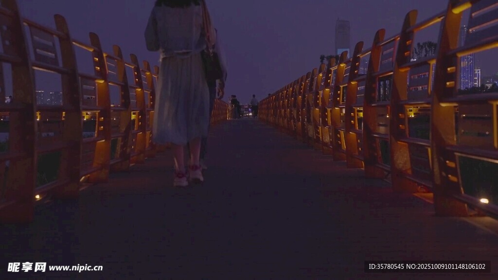 夜色中桥上独自行走的人
