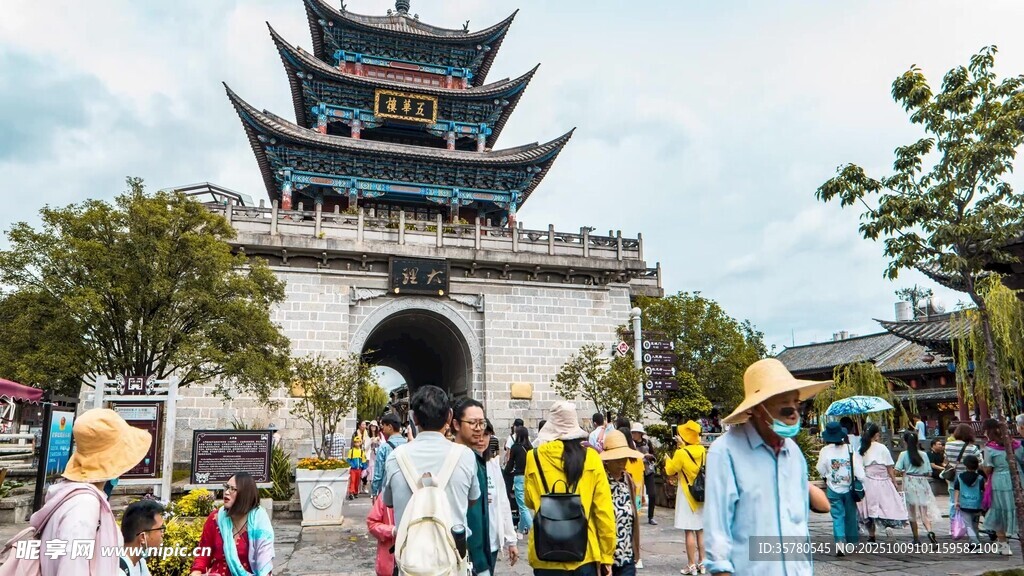 古城下的汉服爱好者聚会