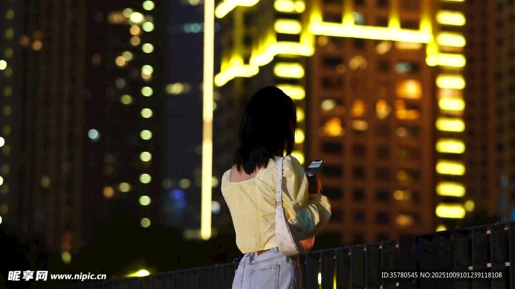 夜晚城市中女子的孤独背影