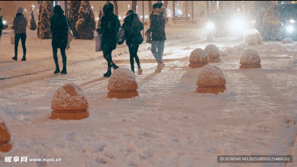 雪地中的人群与橙色物体