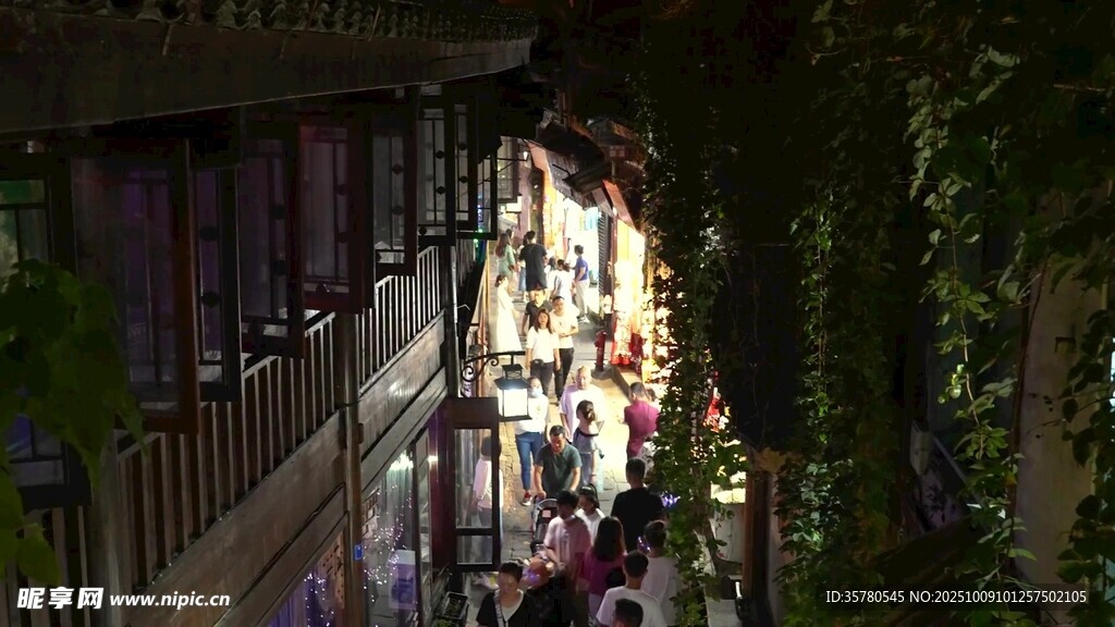 阳光洒落的温馨居民楼