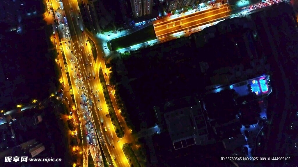 城市璀璨夜景俯瞰图