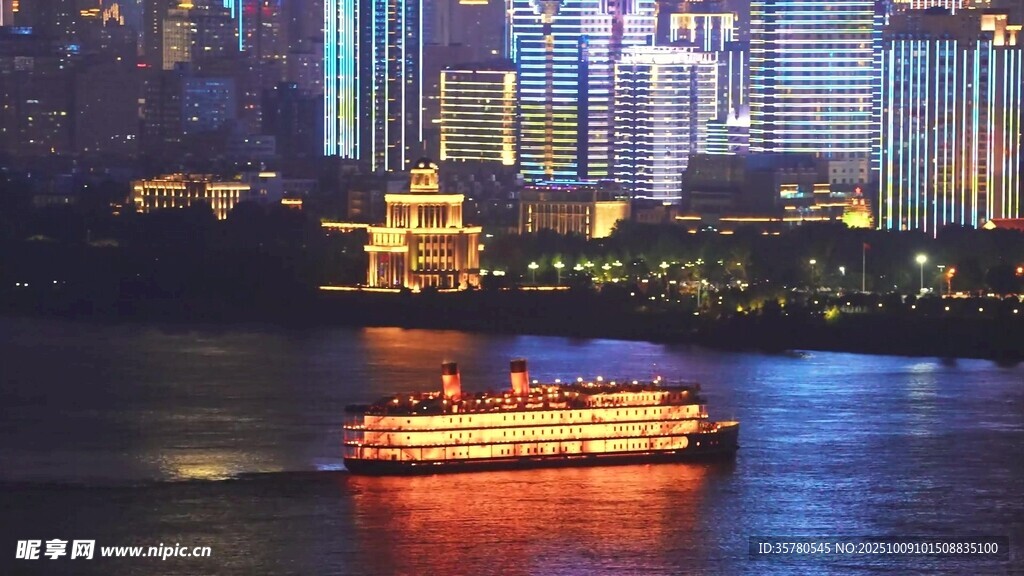 江上游船映城市璀璨夜景