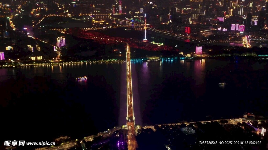 城市夜景中的璀璨桥梁