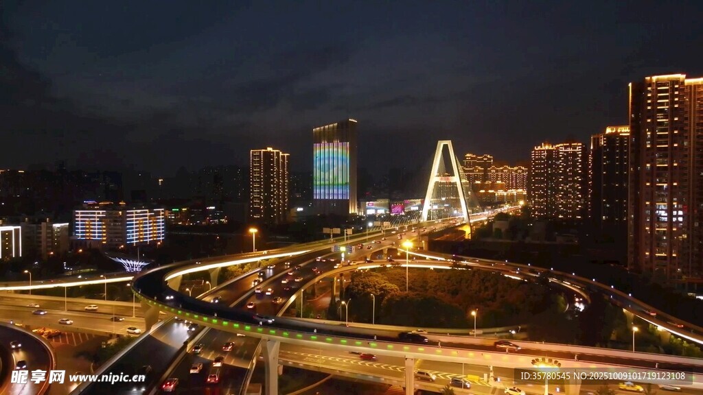 城市夜景中的立交桥风光