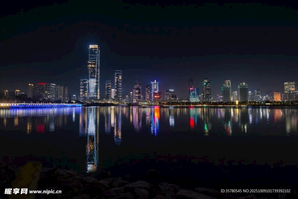 城市璀璨夜景湖面倒影