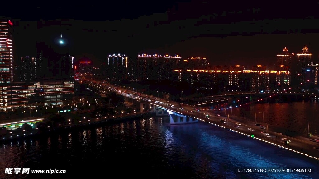城市夜景中的璀璨桥梁