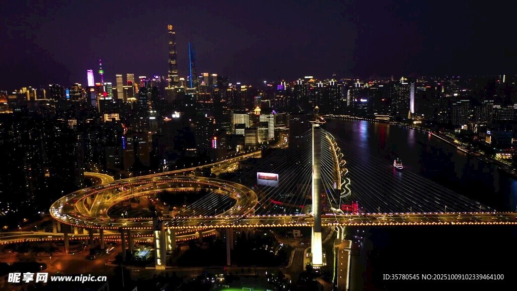 城市夜景中的桥梁与灯火