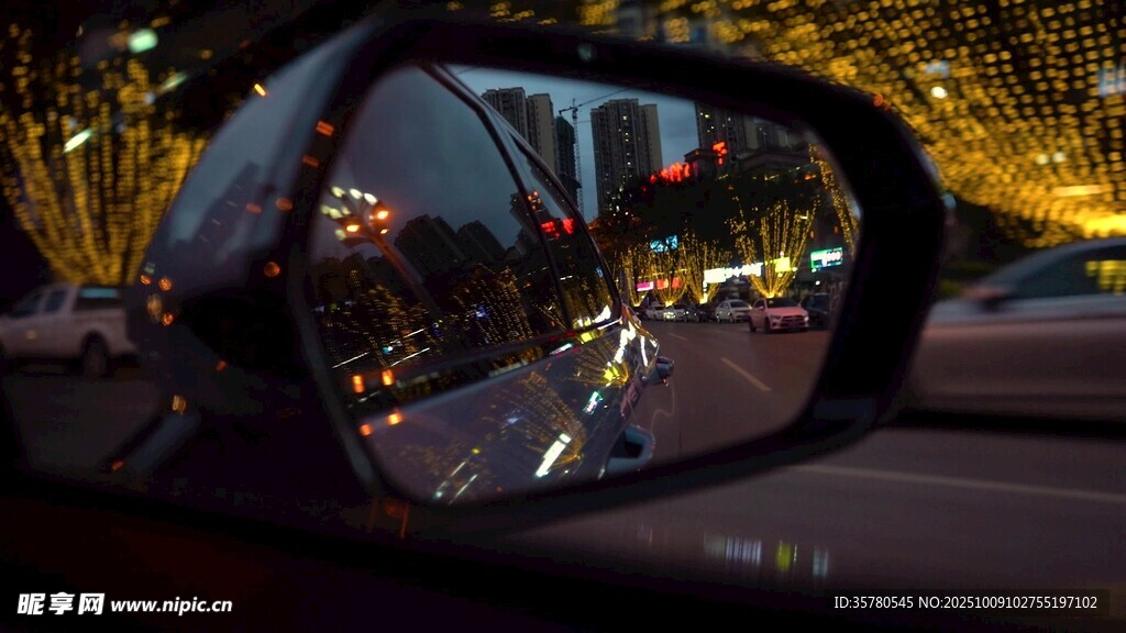 车内后视中的城市夜景