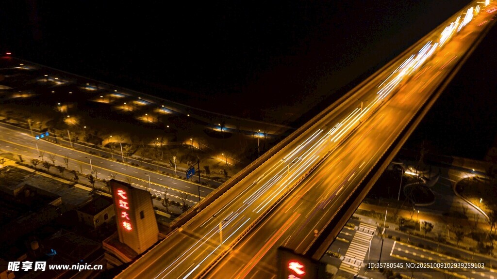 城市夜景中繁忙的高架道路