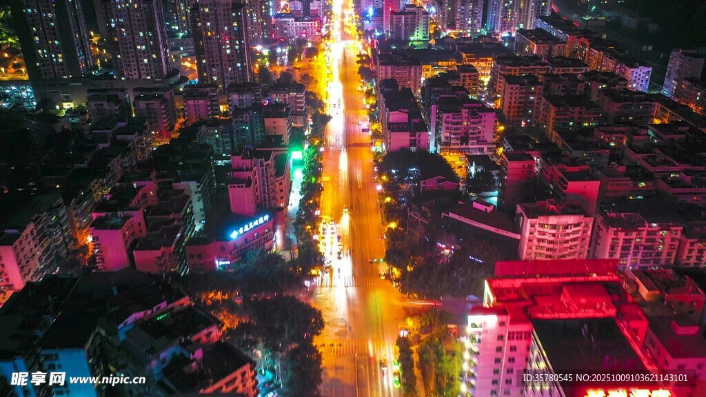城市璀璨夜景俯瞰图