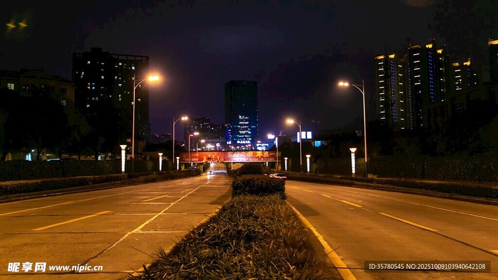城市夜晚的繁忙公路