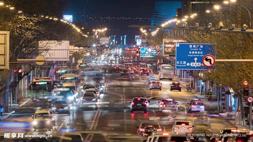 城市夜景繁华街道车流