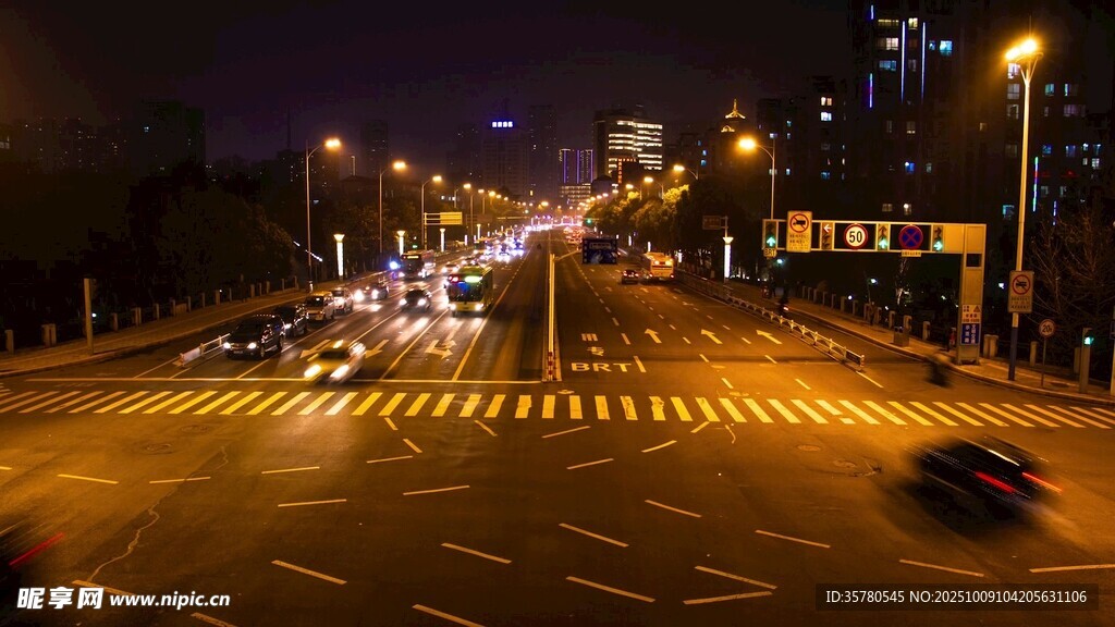 城市夜晚繁忙街道景象