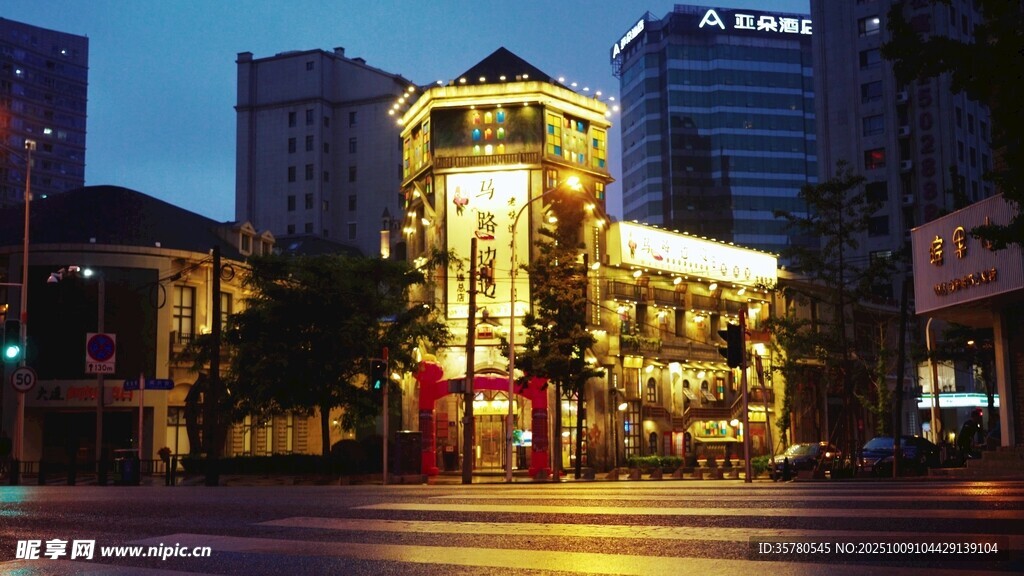 城市中璀璨灯光的特色建筑