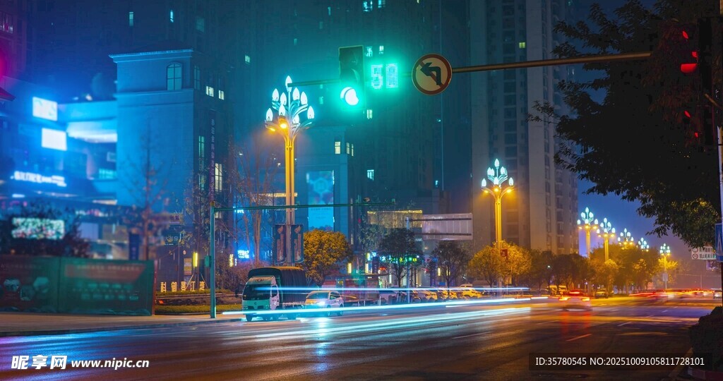 城市夜景中的绚烂灯光