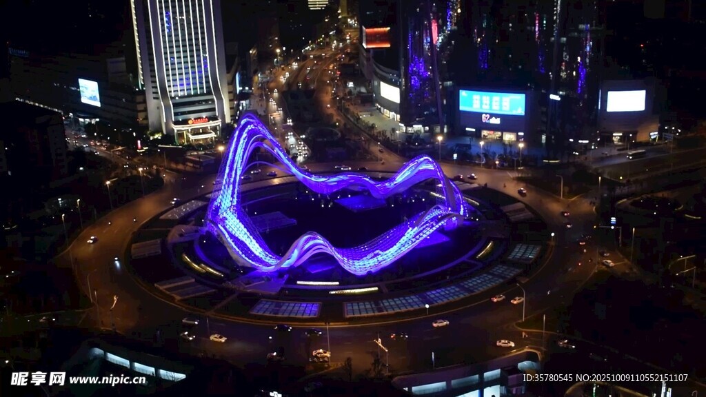 城市夜景中的炫彩灯光装置