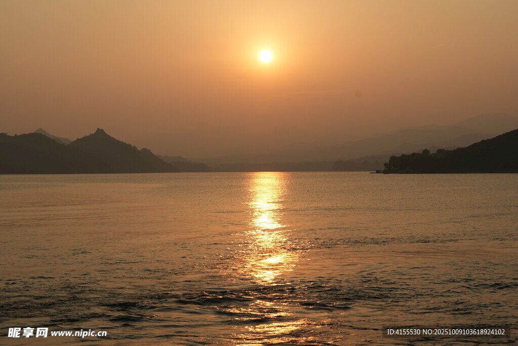 夕阳江面
