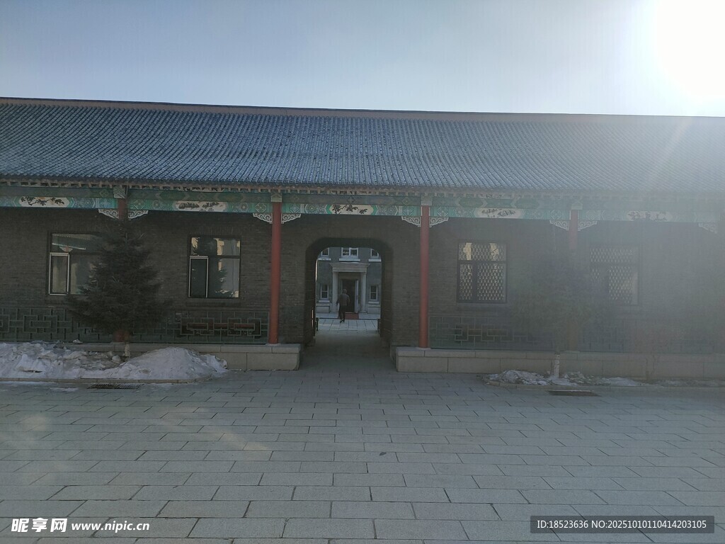 冬日古建庭院朦胧景象