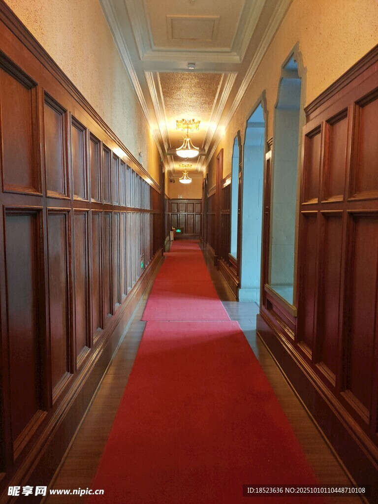 伪满皇宫复古长廊红地毯与木质墙