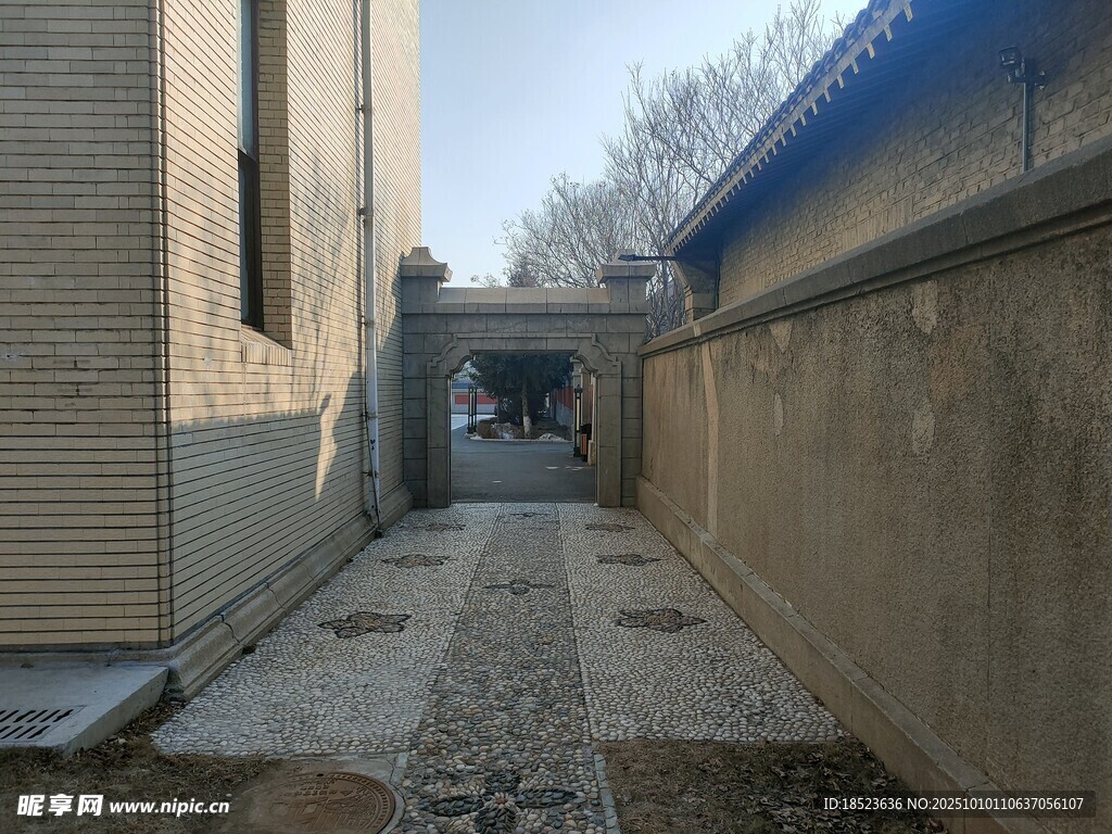 伪满皇宫狭窄小巷中的静谧通道