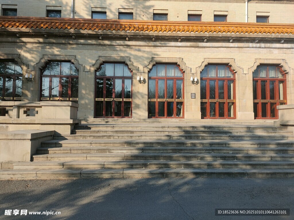 伪满皇宫欧式建筑外观与门前台阶