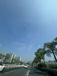 城市道路上的车辆与风景